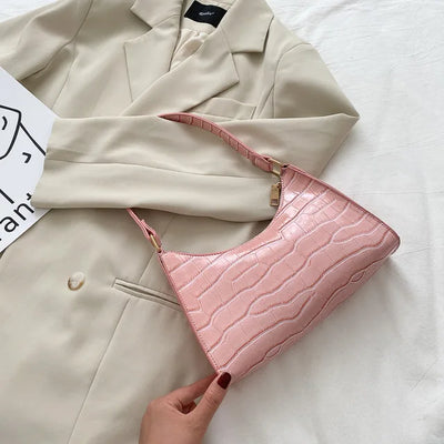 Georgina | A shiny shoulder bag with an alligator pattern