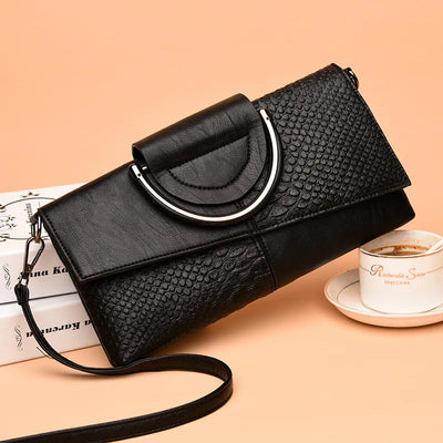 Audrey - Elegant black handbag with a leather finish