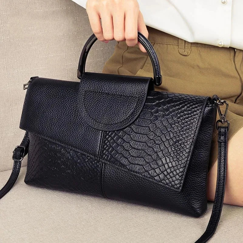 Audrey - Elegant black handbag with a leather finish