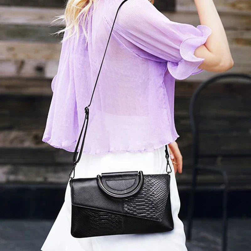 Audrey - Elegant black handbag with a leather finish