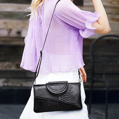 Audrey - Elegant black handbag with a leather finish