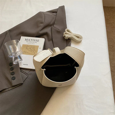 Saylor™ – Elegant bucket bag with a leather finish