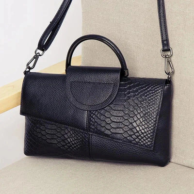 Audrey - Elegant black handbag with a leather finish