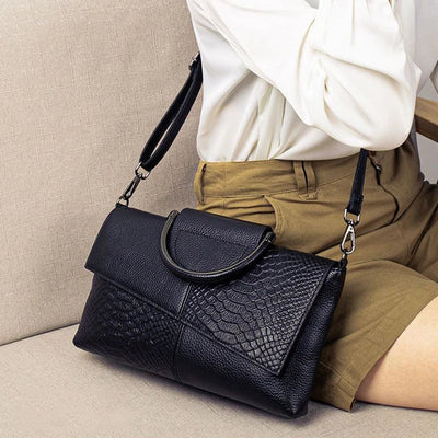 Audrey - Elegant black handbag with a leather finish
