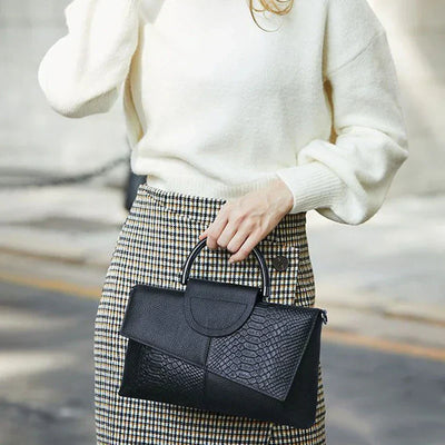 Audrey - Elegant black handbag with a leather finish
