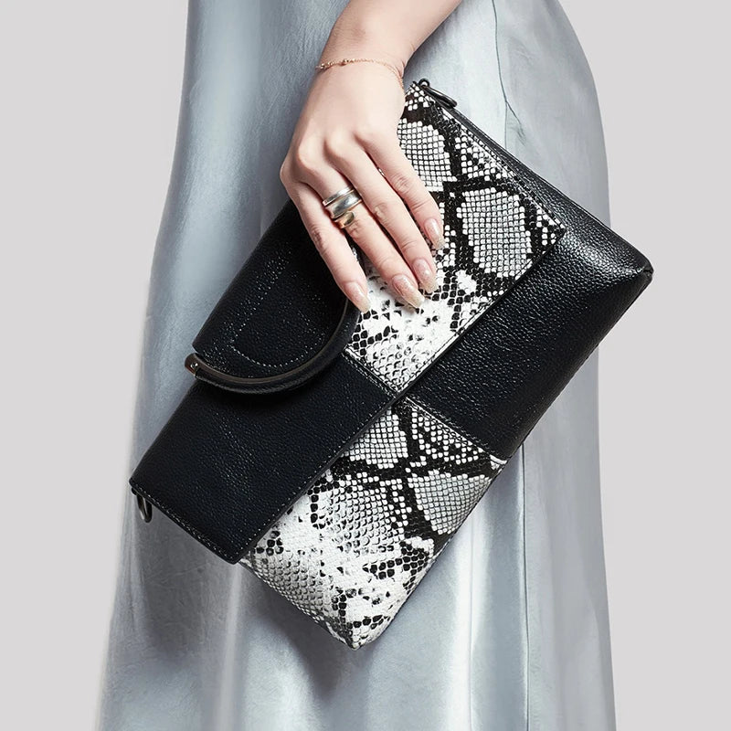Audrey - Elegant black handbag with a leather finish
